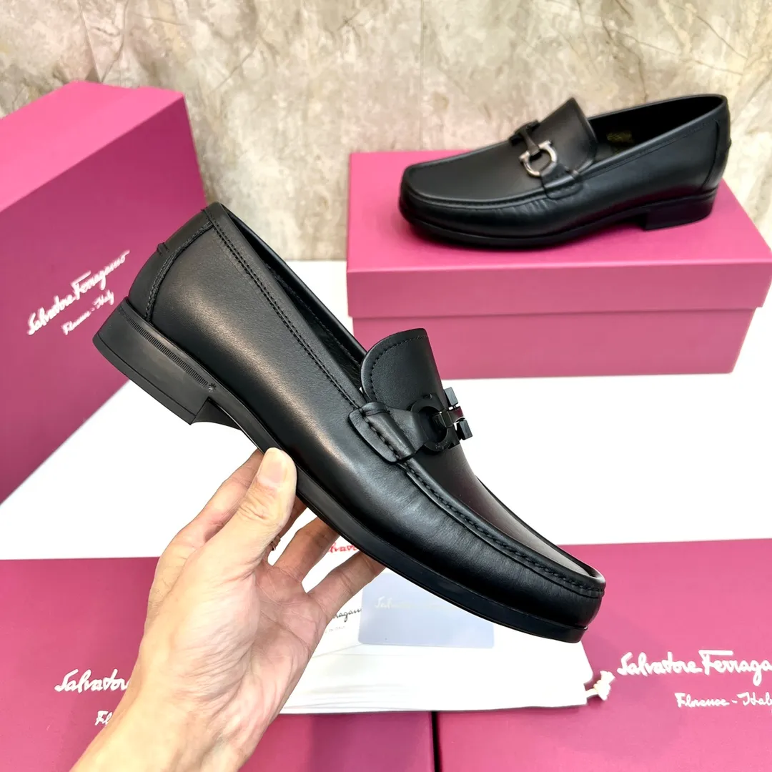 Original quality P780 Brand: Ferragamo Standard size: Men's size 39–44 (38.45 can be customized) Grade: Same style as the official website High-quality men's shoes Material: Customized first-layer calfskin with water-dyed cowhide lining Cowhide tiptoe Original non-slip and wear-resistant rubber outsole Style category: Men's formal business leather shoes are young and fashionable European and American trends British style Casual matching and comfortable feet Color: actual picture